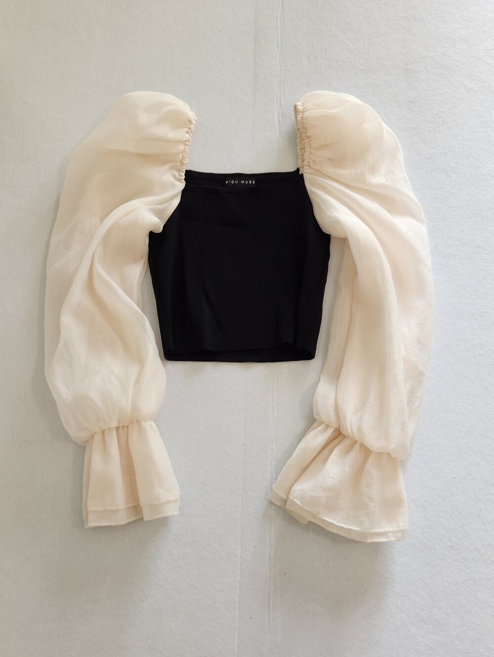 MIOU MUSE Two-Tone Puff Sleeve Crop Top - Black & Cream Size Small